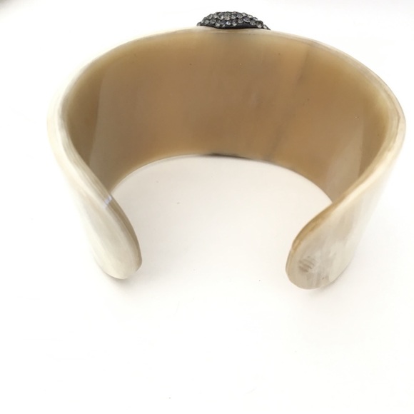 Buffalo Beige Horn w Black Onyx Center Embellished Rhinestone Cuff Bracelet - Picture 5 of 10